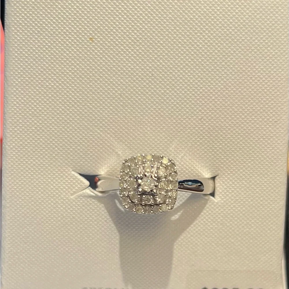 1/4 TCW Diamond Cluster Ring - Picture 5 of 8